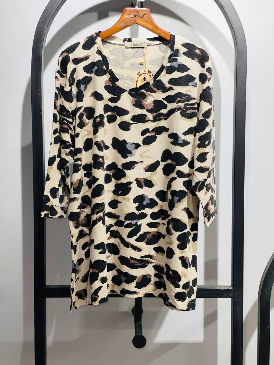 بلوزه پاییزه بسیار لطیف طرح بندی زیبا طرحها بصورت رندوم ارسال میشود